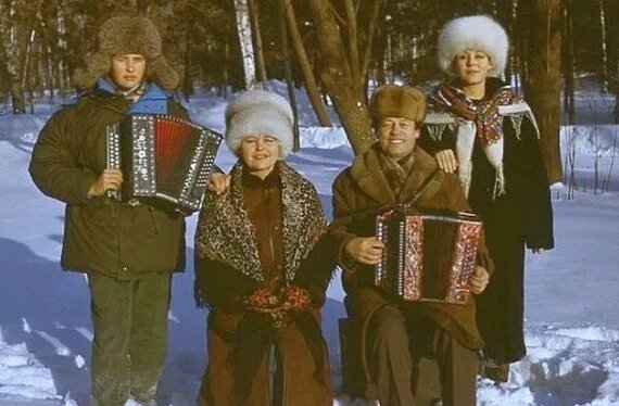 Не знаю, почему многие либо хихикают, либо закатывают глаза при упоминании передачи "Играй, гармонь". Она тоже впервые вышла в СССР, но на пик популярности вышла именно в 90-е и 00-е. По мне так отличная передача.
