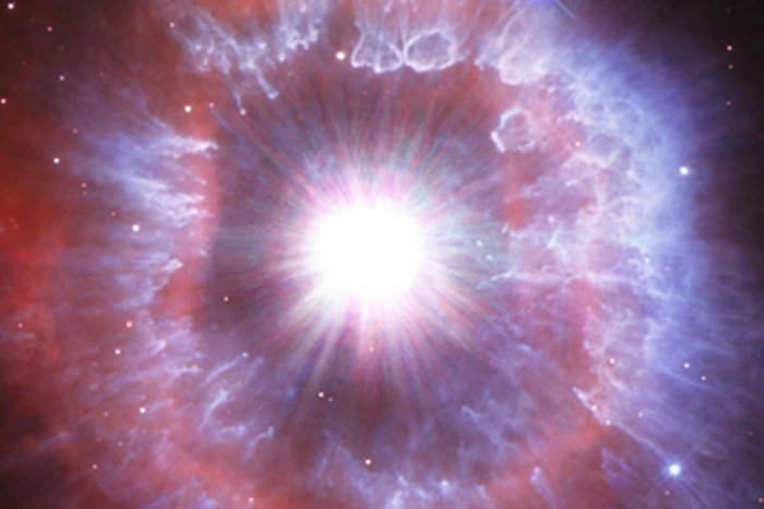 Эта "чудовищная" звезда продолжает сбрасывать свои оболочки, подпитывая материей окружающую ее туманность / © NASA/ESA
