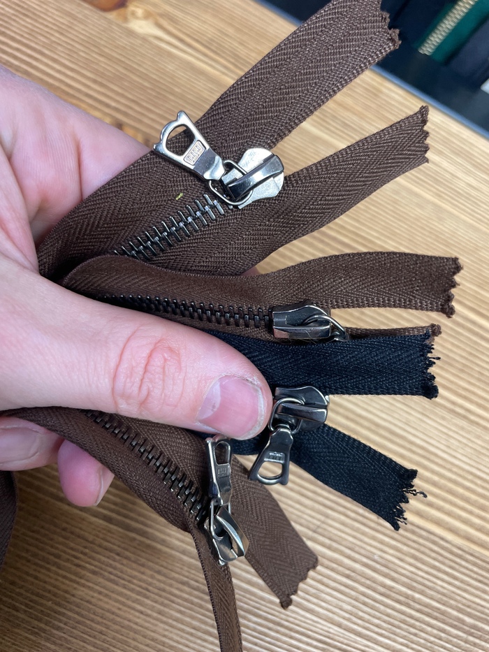 Началось изготовление с выбора молний.