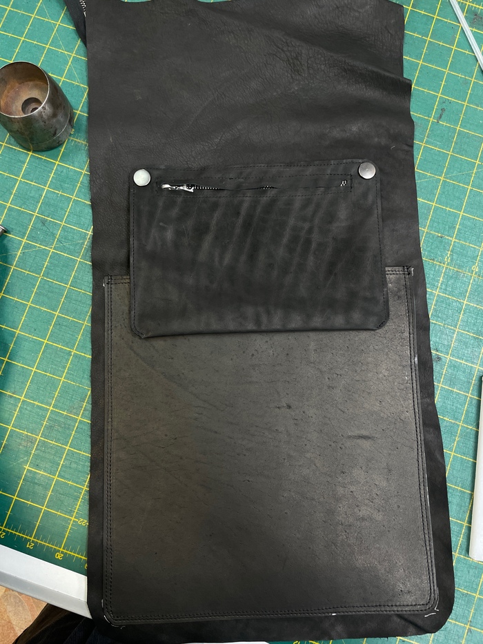 внутреннее отделение для ноута на подкладе и отстегивающийся карман