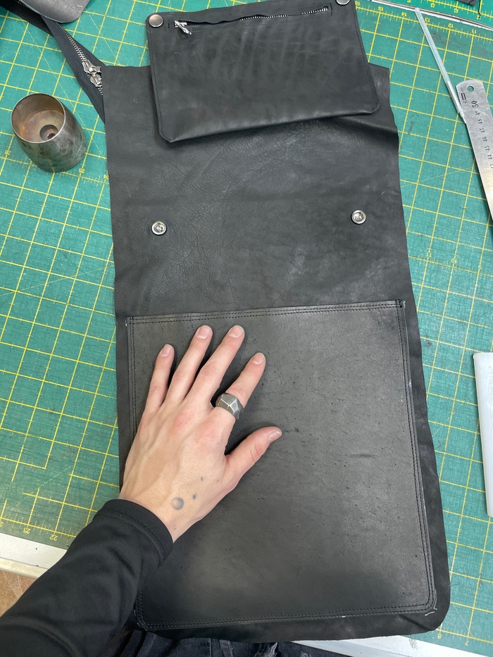 усилил кнопки с обратной стороны подклада доп. кожей