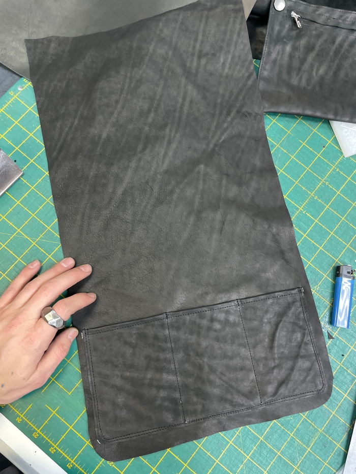 на передней внутренней стенке подклада клиент хотел три кармана под мелочи и пауэрбанк