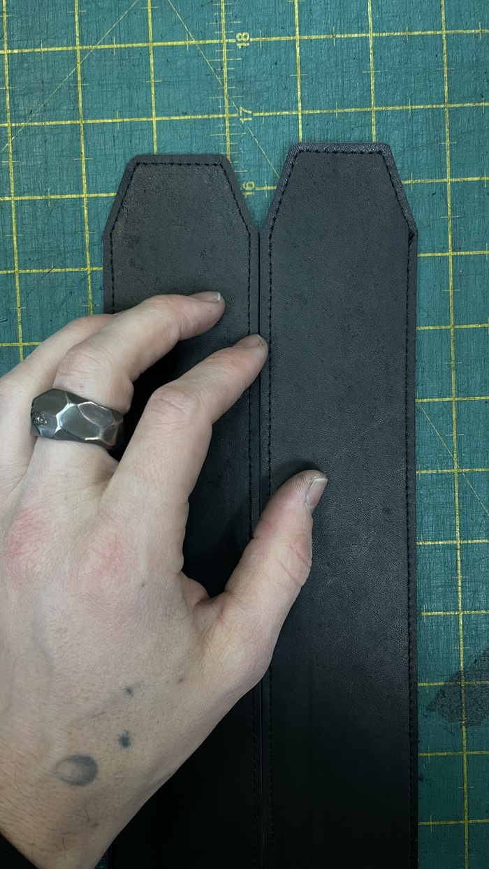 во второй день начал с лямок, тут уже обрезал и прошил два слоя кожи