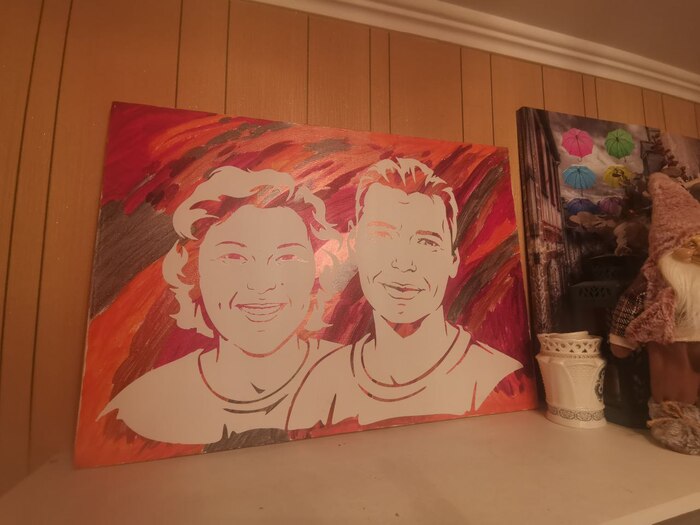 Забыл, как называется техника. Суть: я получил просто белое полотно и набор красок. Вот все эти цветные мазки, мы рисовали вместе с супругой, а потом от полотна отделяется плёнка, и получается такой портрет. Получается будто мы сами себя нарисовали))