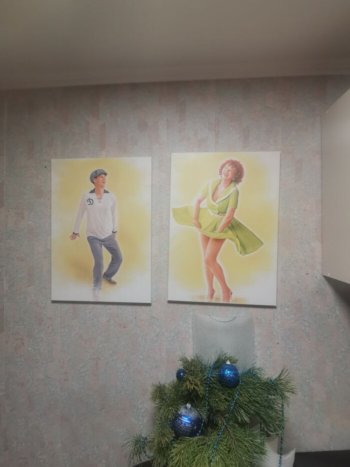 Фотографии переведены в формат рисунка и распечатаны на холсте.