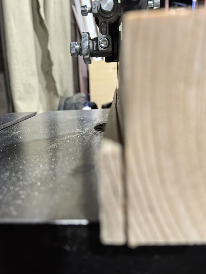 Настроил полотно так,чтобы снять только четверть. Тут видно как выгнуло полотно.