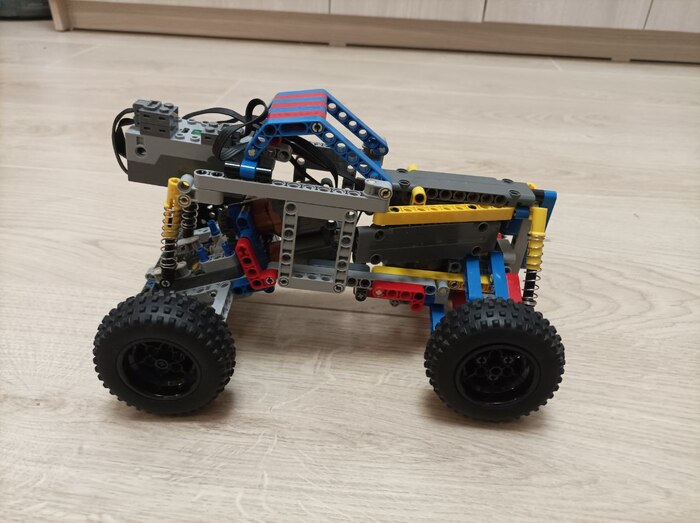 Да, она похожа на трактор. Да ладно, чего уж... Трактор и и есть!