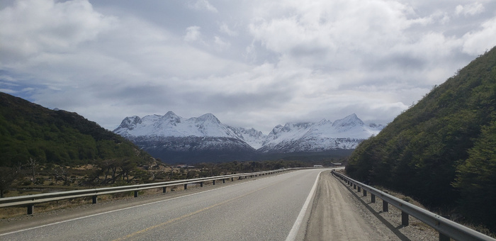 Заснеженые горы вдоль дороги