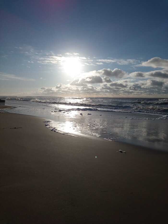 Сам пляж и вода чистые