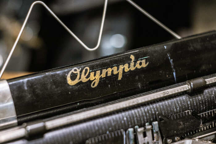 Вид декали на щитке каретки каретки. Когда-то эту надпись обрамлял декоративный флажок, но от него остались еле заметные следы.