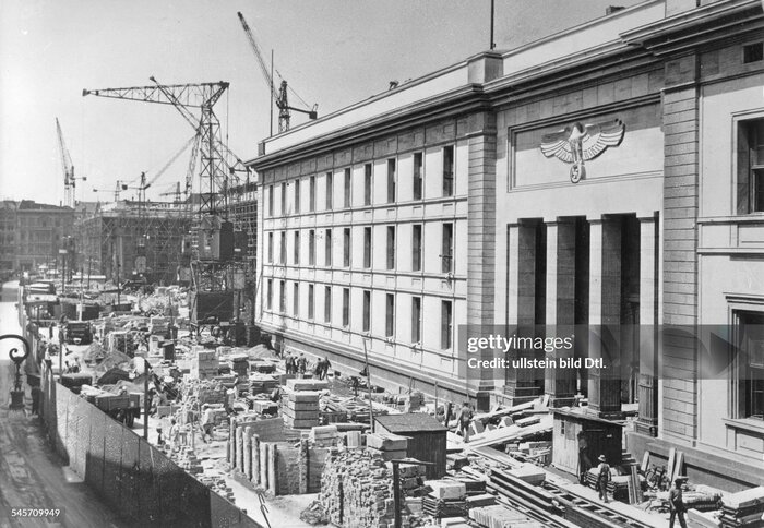 Благодаря организационному таланту Шпеера и практически безграничным возможностям, предоставленным ему Гитлером, строительство нового здания рейхсканцелярии заняло очень мало времени. Примерно за год оно было полностью готово.