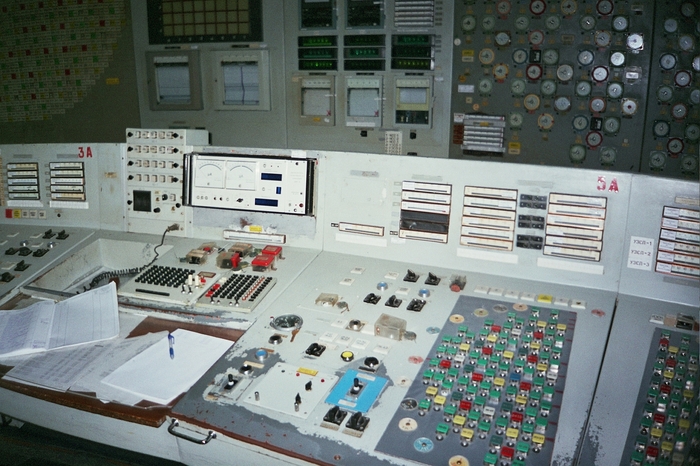 Кусочек пульта ВИУР (до аварии - СИУР) на БЩУ-1. Видно ключи аварийных защит (под колпачками) и пульт для набора стержней СУЗ. На заднем плане можно заметить мнемотабло каналов (слева) и кучу сельсинов (справа). Мыльница