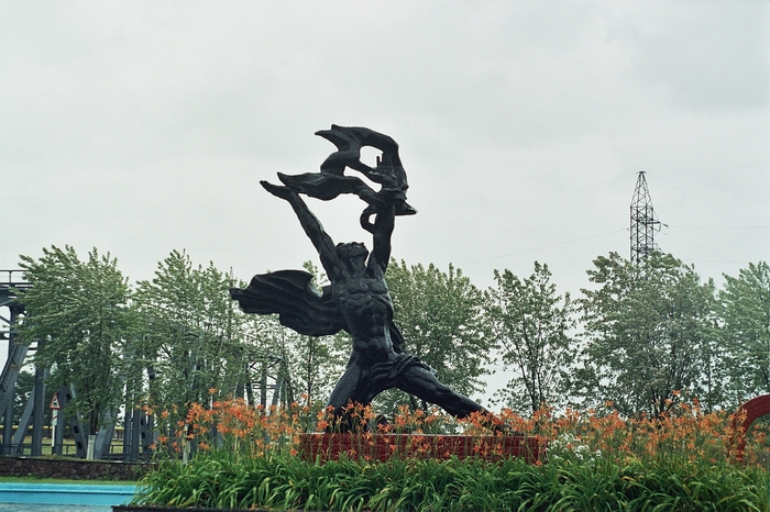 Памятник Прометею. Раньше находился у одноименного кинотеатра в Припяти, но был перевезен и установлен перед АБК-1 ЧАЭС. Зенит-Е