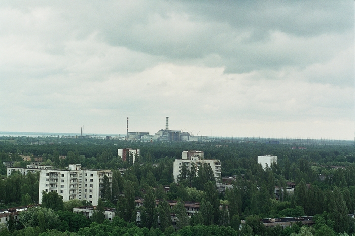 Вид с "гербовой" шестнадцатиэтажки в Припяти в сторону ЧАЭС. Зенит-Е