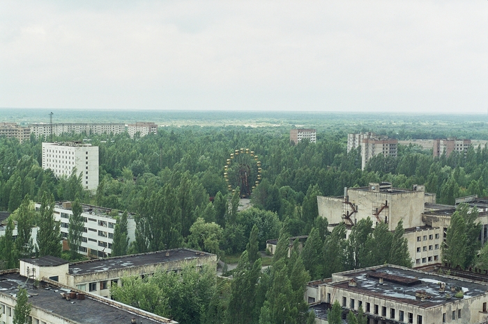 Вид на парк аттракционов со знаменитым колесом обозрения. Зенит-Е