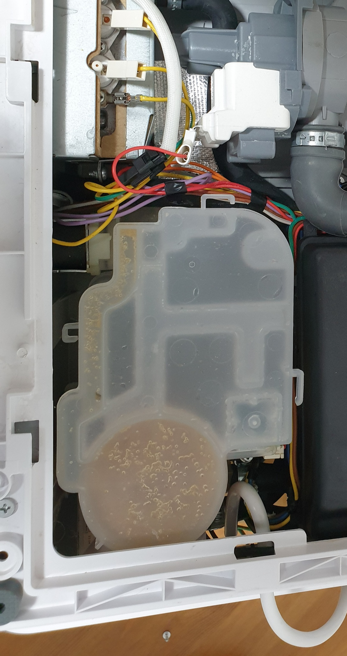 Полупрозрачный контейнер и есть солевой бункер.