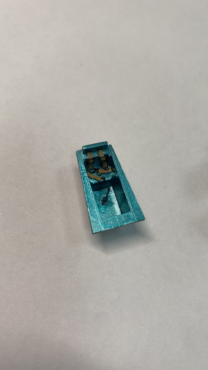 Выразительная капля клея уже убрана