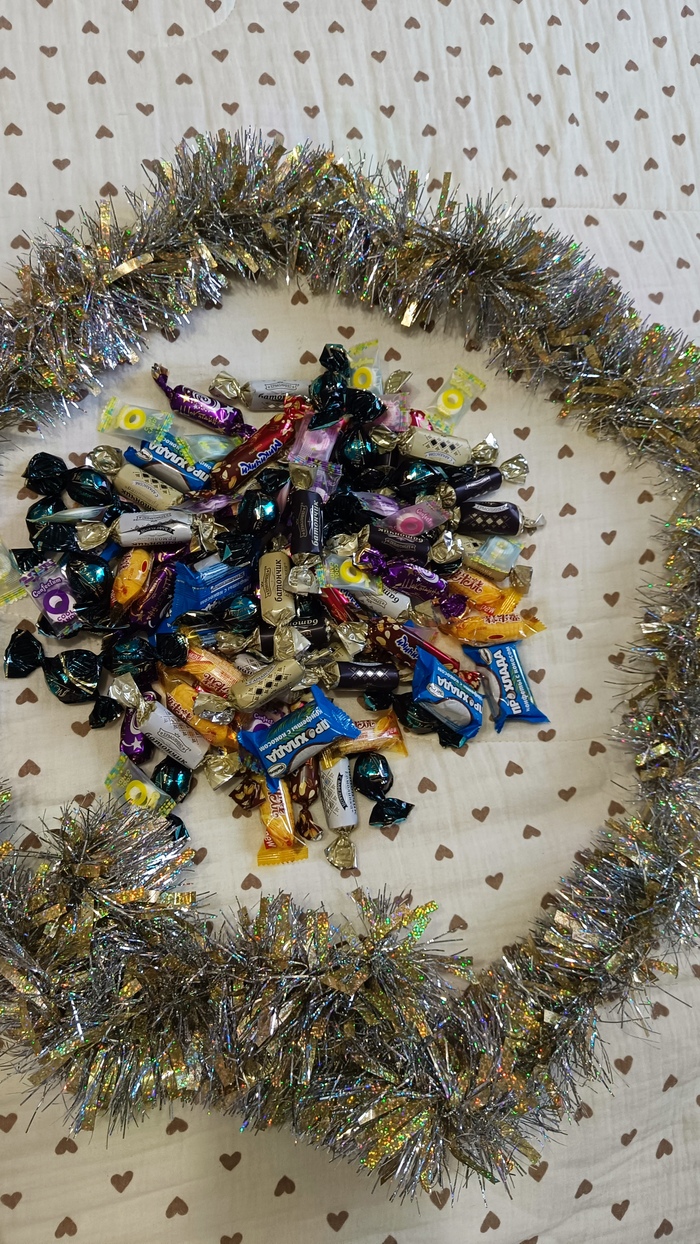 Сначала из коробки показалась мишура и очень-очень много конфет