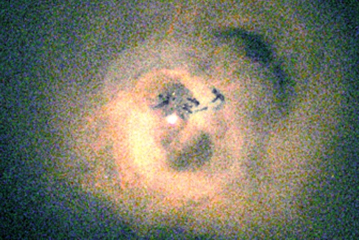 Персей A (NGC 1275) — сверхгигантская эллиптическая галактика с "прожорливой" сверхмассивной черной дырой в центре, наблюдаемая "Чандрой" / © NASA/CXC/IoA/A.Fabian et al.