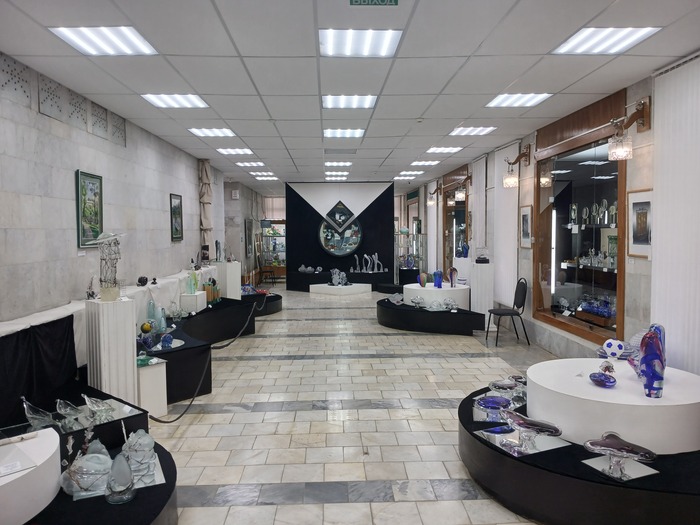 В местном музее хрусталя. Пожалуй, главное туристическое место в городе. Очень много интересных экспонатов, классное оформление. Своеобразное напоминание о былом величии.