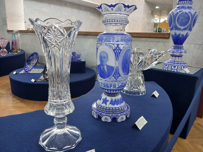 Вот, например, ваза с Ильичем. Сделана в 70-х.