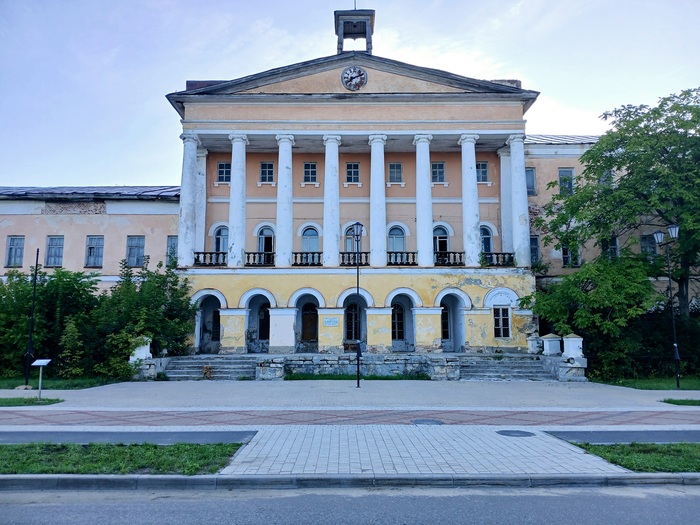 Центральный вход на завод. Прекрасный образец классицизма.