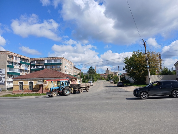 Хрущевка, трактор, иномарка. Можно сказать, символы современной России.