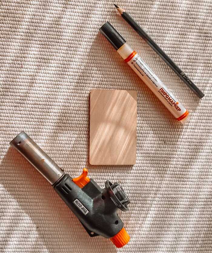 Изготовление клиентской таблички из фанеры: эксклюзивная реклама для мастера