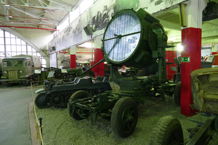 К немцу подыведено электричество, так что он еще и светит.