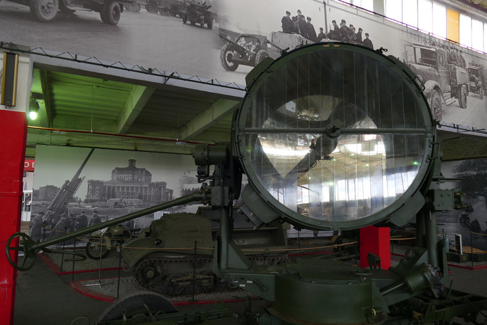 Управляться с прожектоом может один человек.