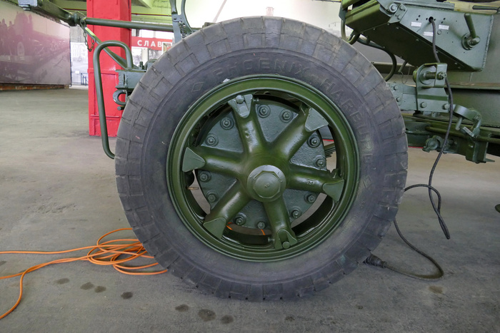 Разные шины на таких тележках были нормой