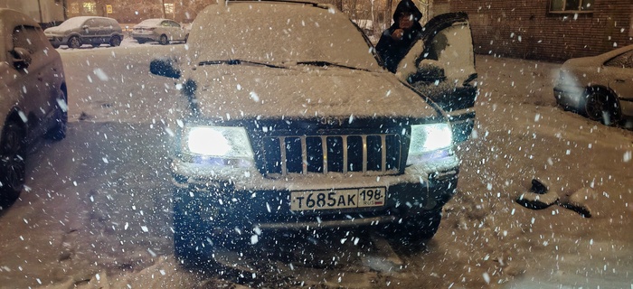 гордый бухарик возле коллектора, который колесами вымесили парковщики по осени :)