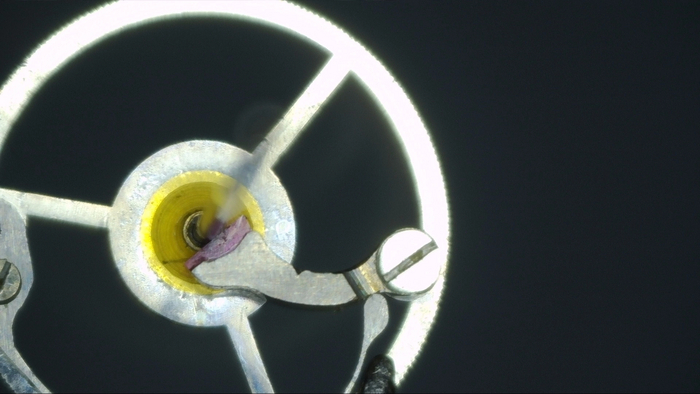 Центральное секундное колесо со следами грязи