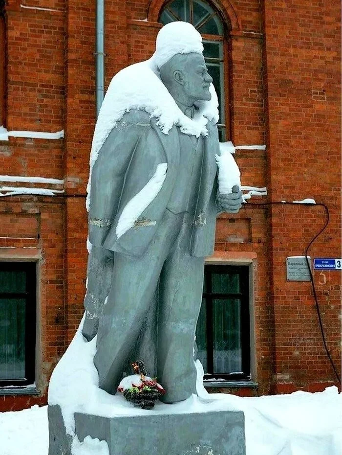 - Leave me, Ilyich. - snowman, Lenin