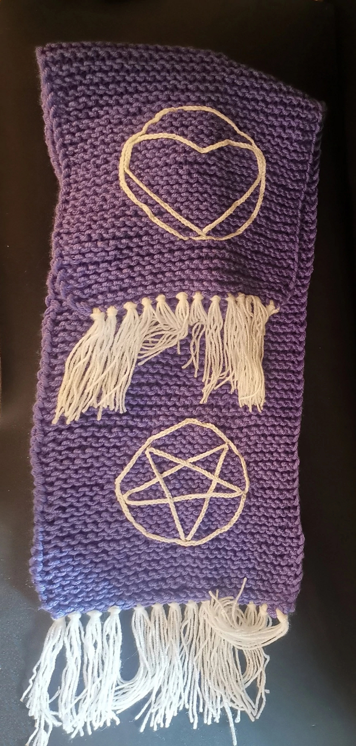 Шарф с пентаграммой и сердцем