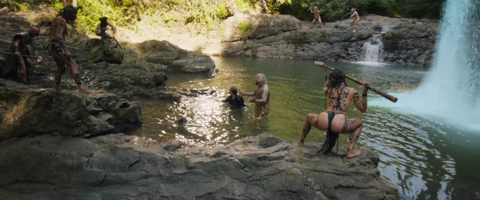 Мне очень нравится этот кадр. Очень, очень хороший кадр... Там и сисечки есть, но я вам их не покажу. Сами идите и смотрите! < злодейский смех >