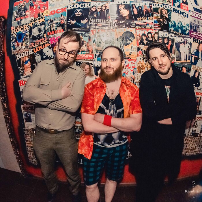 Слева направо: Ильич (барабанщик), я (гитарист-подпевала), Станислав (басист-певец)