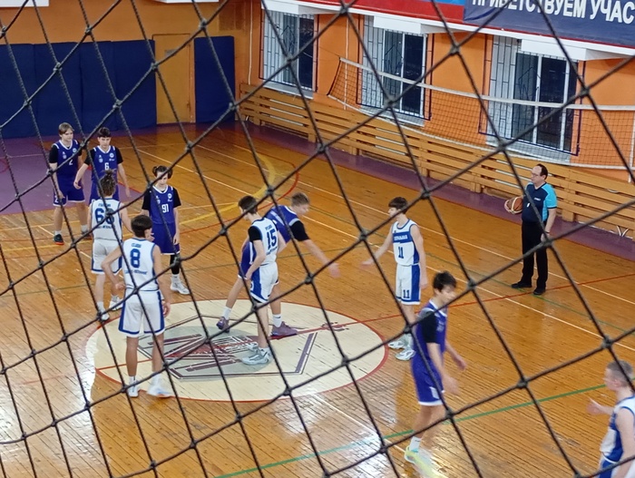 Готовимся. Хвосты, конечно, у сына шикарные) Похоже все резинки у сестренки утащил.