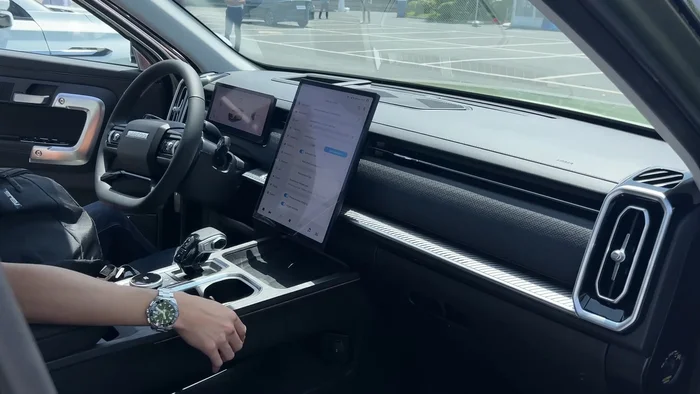 The Chinese have hidden the main button - the THANK YOU button! - My, Humor, Truckers, No accident happened, Crash, Traffic rules, Violation of traffic rules, Chinese goods, Auto, Gai, Question, Ask Peekaboo, Range rover, Telegram (link), Video recorder, Driver