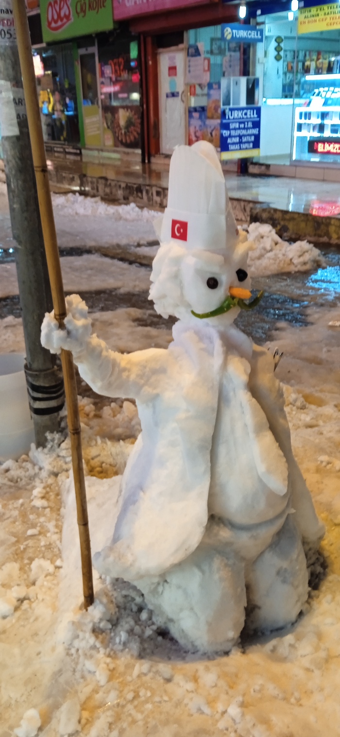 Необычный снеговик, сделанный работником ближайшего кафе, в одном из районов Стамбула.