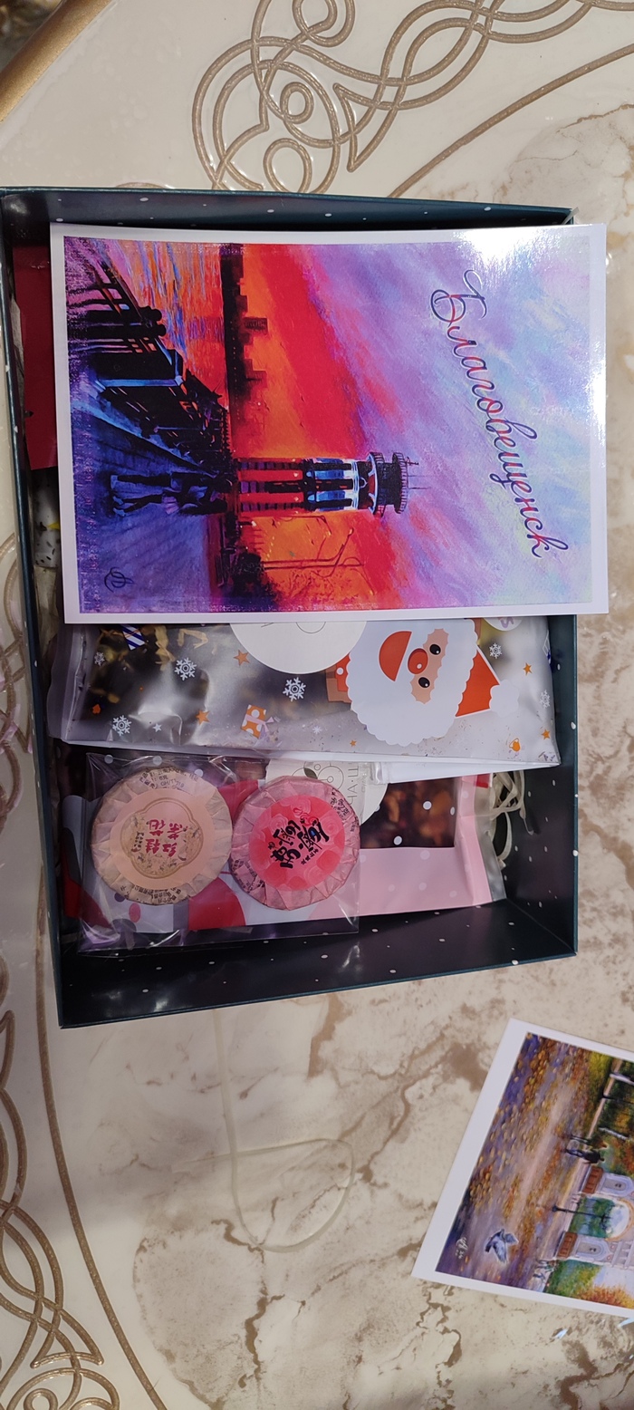 Наша Снегурочка собрала подарок с такой душой, что аж нет слов. Теперь нам есть , чем заняться с детьми в праздничные дни. Спасибо Вам большое за Новогоднее настроение