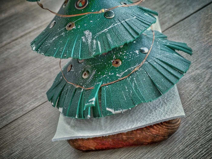 Снег из белой кожи у основания, а на самой ёлке штрих-корректор.