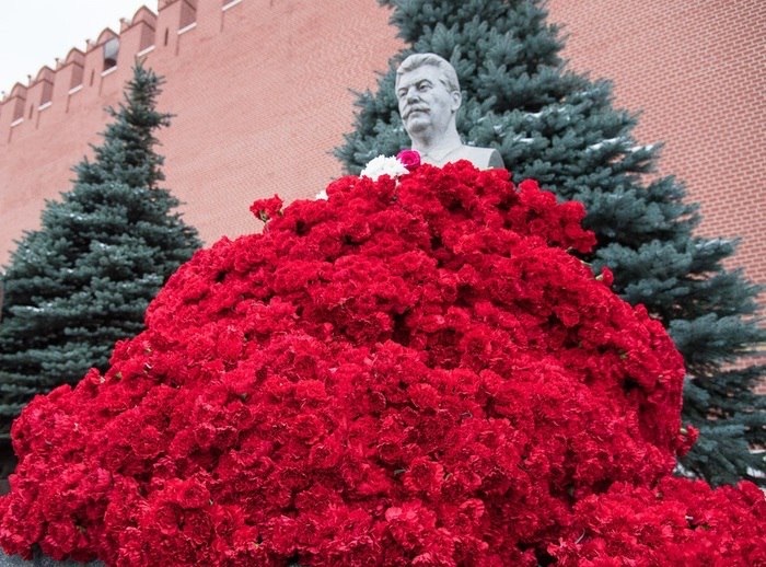 Сталина! Сталина! Пацаны устали, на... - Политика, Сталин, Цветы