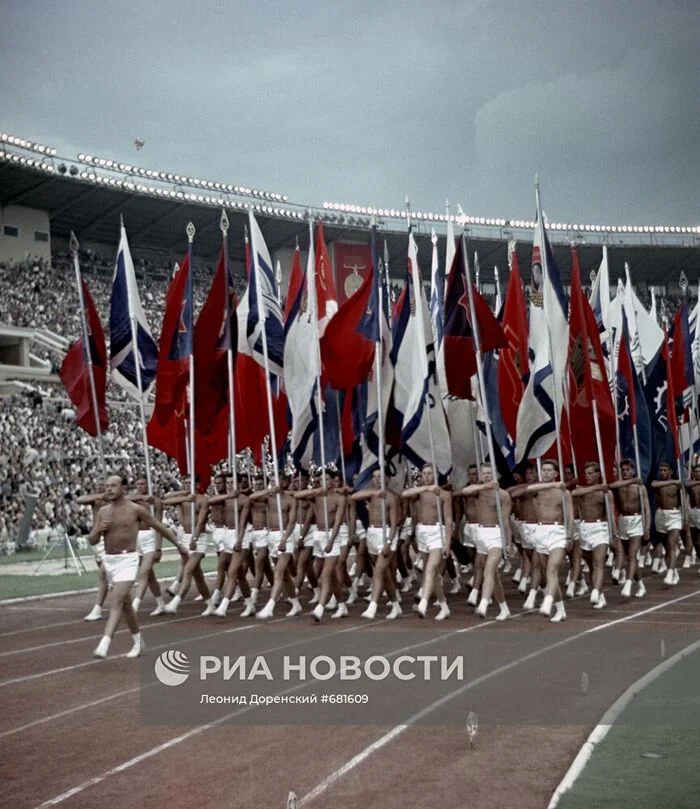 Reply to the post Soviet physical education teachers at the parade in Moscow, 1956 - История России, Physical Education, Parade, Repeat, Old photo, 1956, Moscow, Black and white photo, the USSR, Reply to post, Teacher