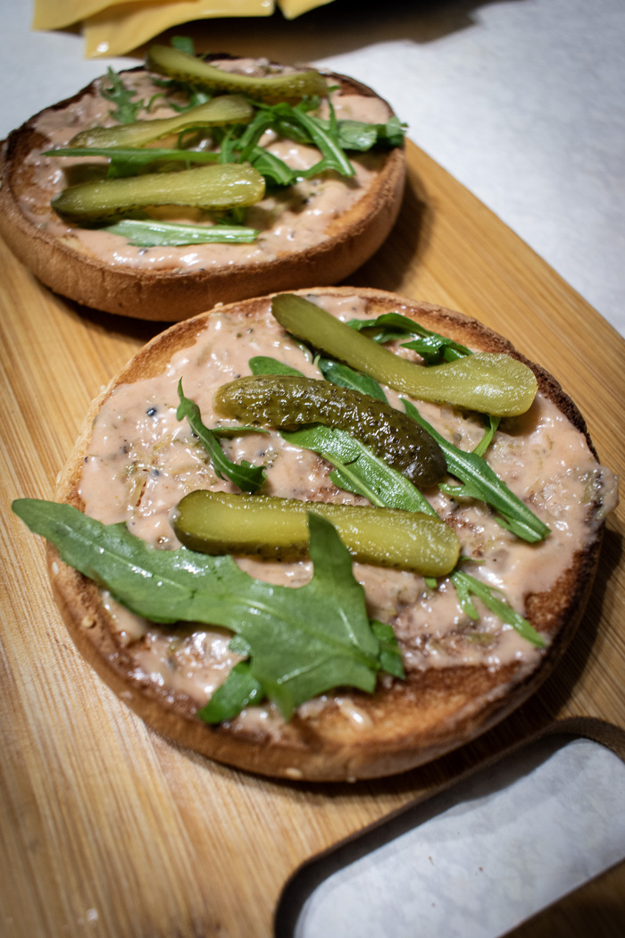 Рядом трется жена