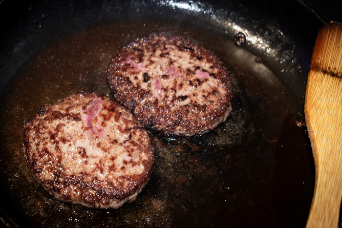 Степень прожарки на любителя, но я люблю, чтобы котлета была сочная