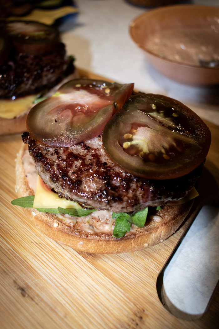 Сверху поместились помидоры