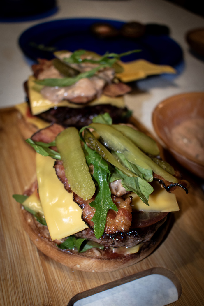 на помидоры сыр, на него бекон и остальное.