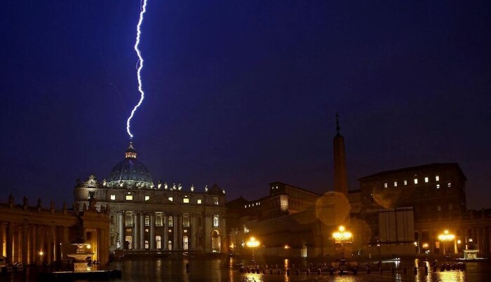 Молния бьёт в собор Святого Петра, Ватикан