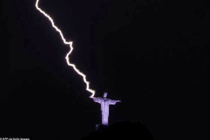 Отличная реклама: поставить статую на высоком месте и наслаждаться защитой от молний, количество верующих в такие моменты резко возрастает.